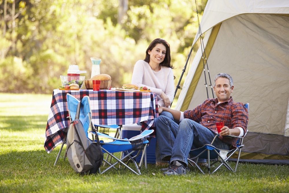 Ehepaar genießt das schöne Camper-Leben