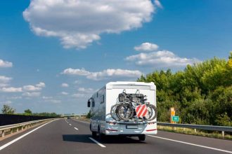 Fahrräder mit dem Wohnwagen oder Wohnmobil mit in den Urlaub nehmen – die besten Möglichkeiten